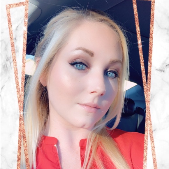 Meet your Posher, Caitlin - Picture 1 of 2